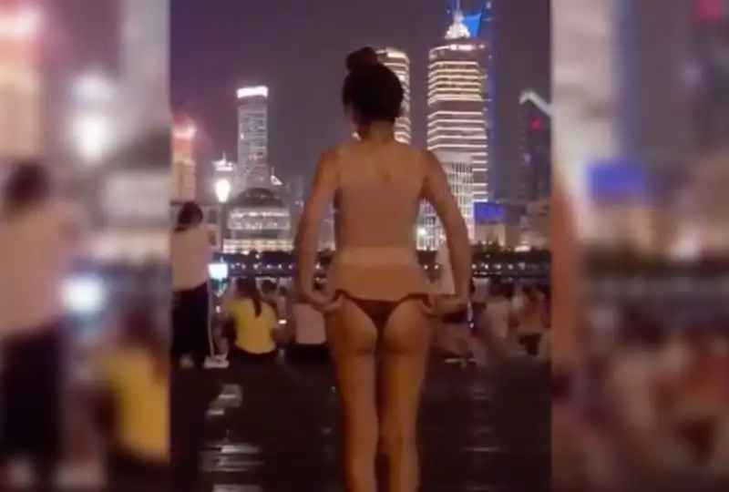 影片名称：大胆台湾妹子上海外滩户外直接脱内裤