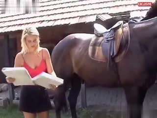 金发在动物症的场景中沿马提供裸体
