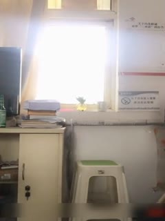 影片名称：在某通公司业务代办点上班好骚的妹子在办公室露奶脱裤自摸